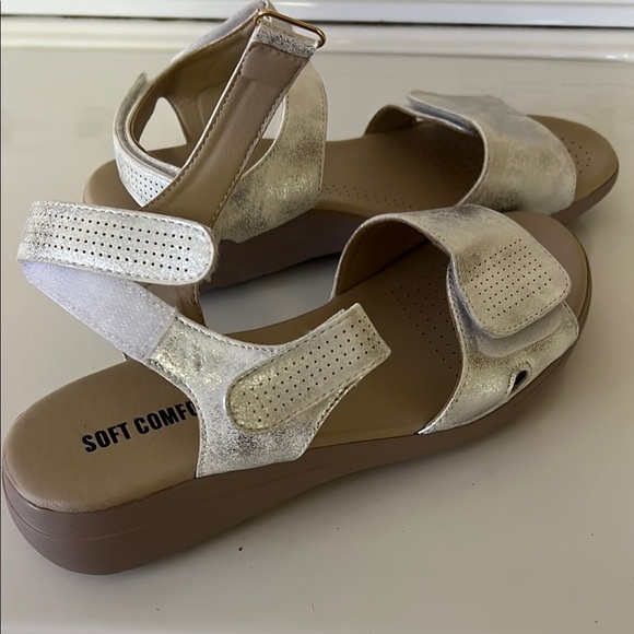 NWOT Soft Comfort Silver and Tan Sandals - Picture 4 of 5